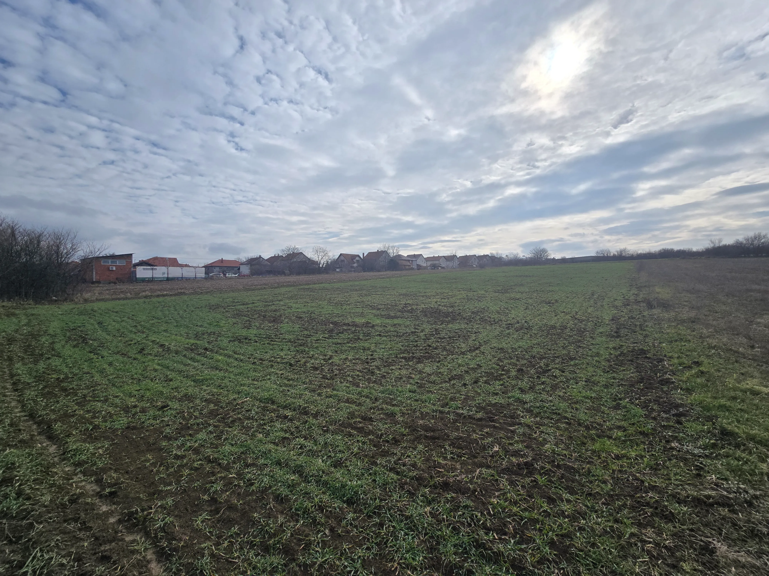 Na prodaju građevinsko zemljište u širem centru Topole, u blizini Doma zdravlja, autobuske stanice i Fortune. Asfalt dolazi skoro do placa