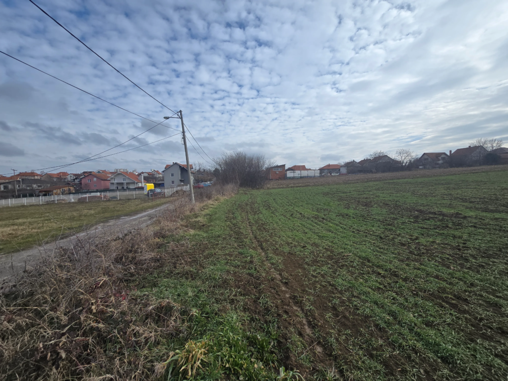 Građevinsko zemljište na lepoj lokaciji, u blizini asfaltnog puta