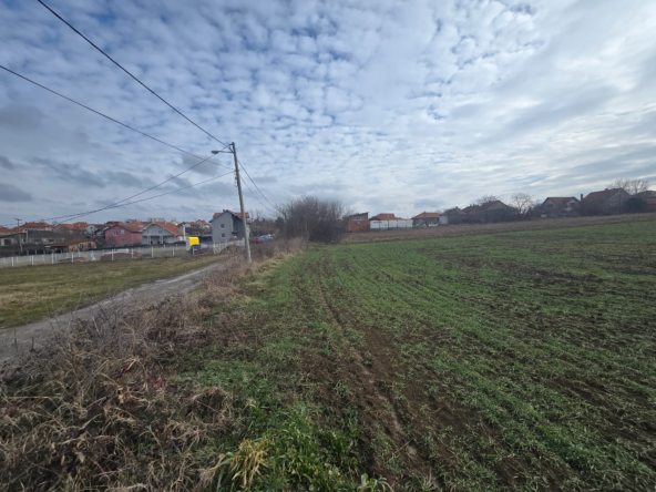 Građevinsko zemljište na lepoj lokaciji, u blizini asfaltnog puta