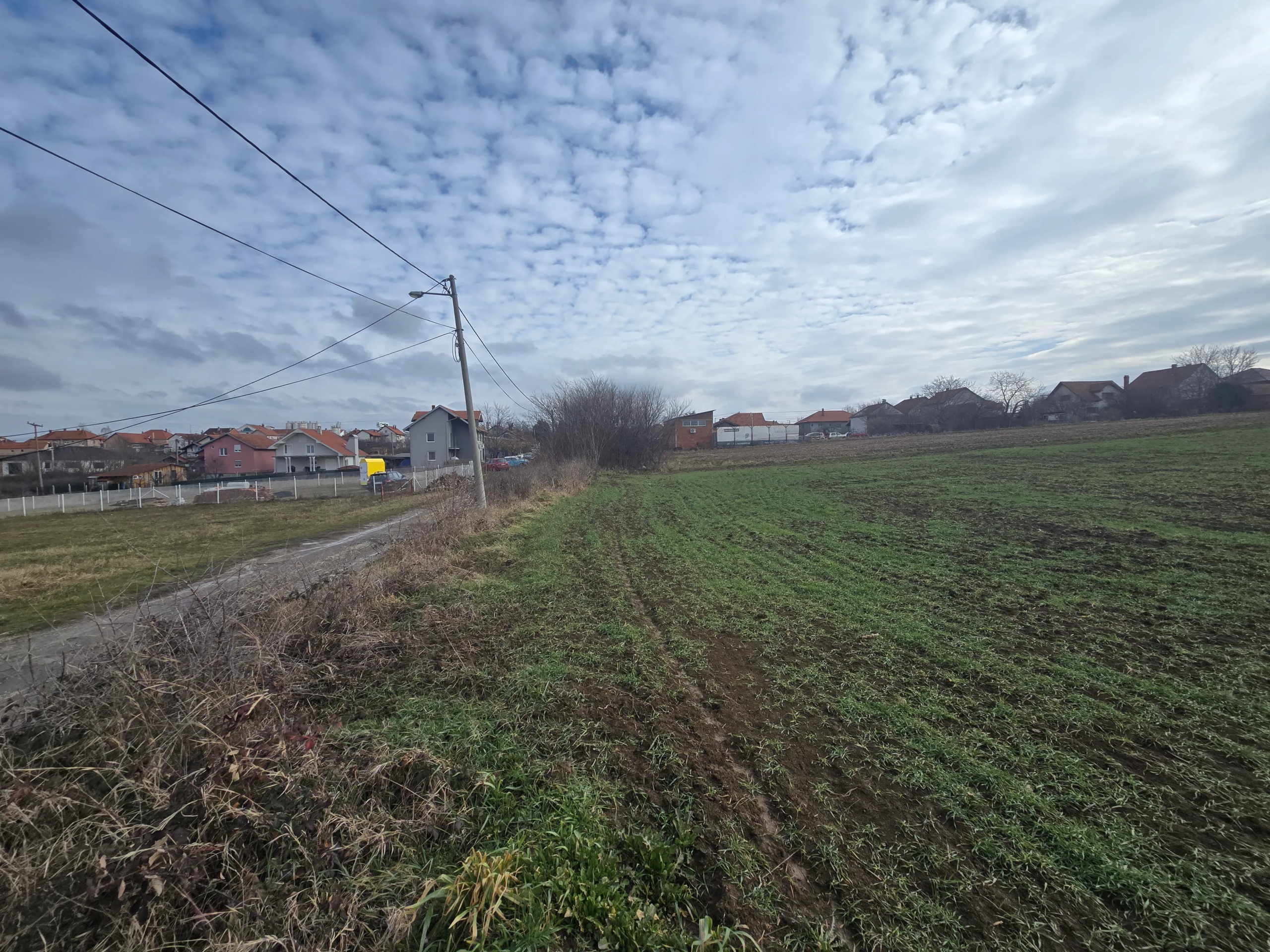 Građevinsko zemljište na lepoj lokaciji, u blizini asfaltnog puta