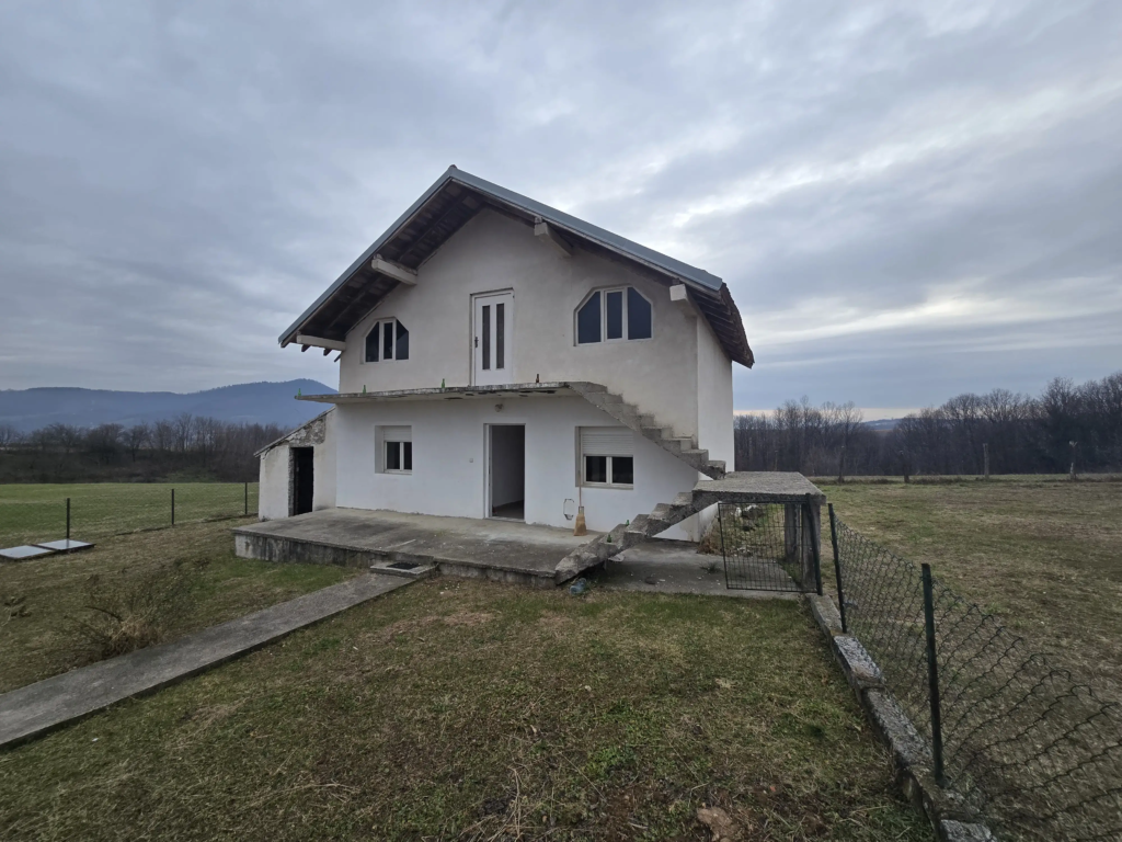 Kuća u Bukoviku sa 10 ari placa. Pr + Pk, 76m2 u osnovi