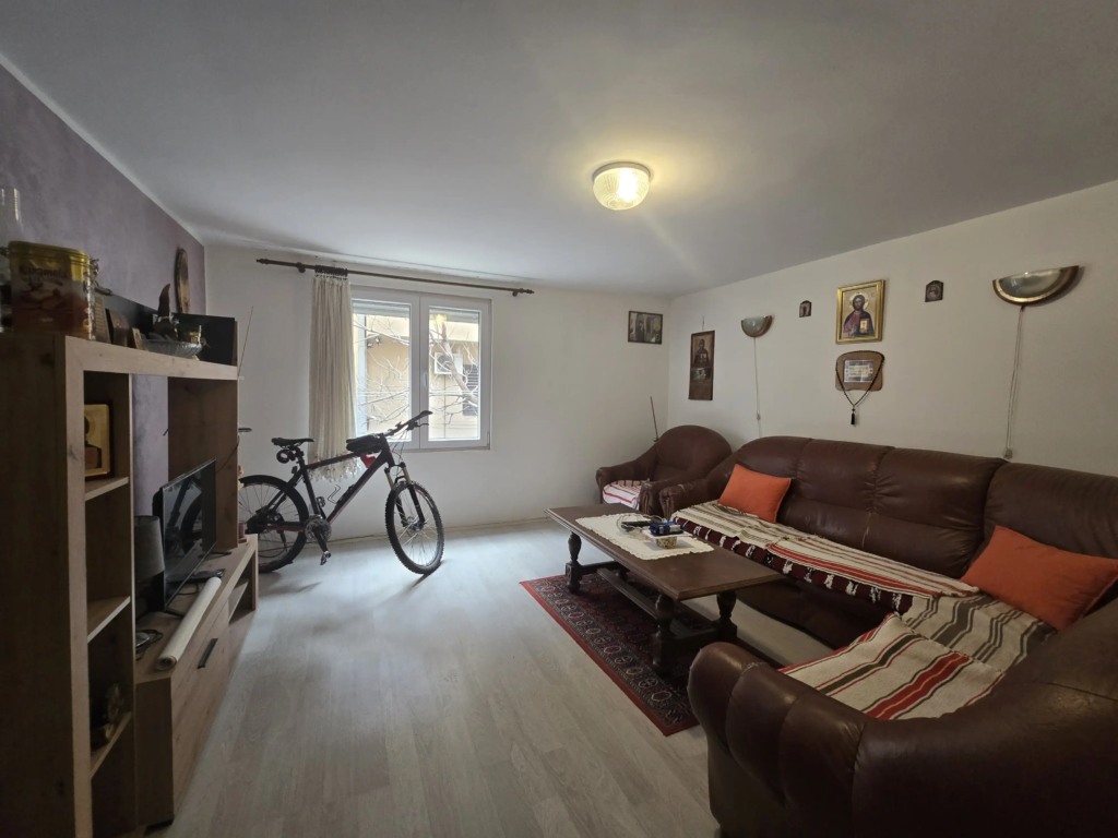 Dbenva soba sa ugoanom garniturom, tv sa policom, klub sto, bicikl