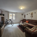 Dbenva soba sa ugoanom garniturom, tv sa policom, klub sto, bicikl