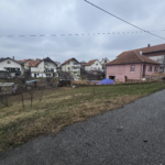 Plac na Koloniji, površine 4.66 ari, nalazi se u slepoj ulici bez saobraćaja