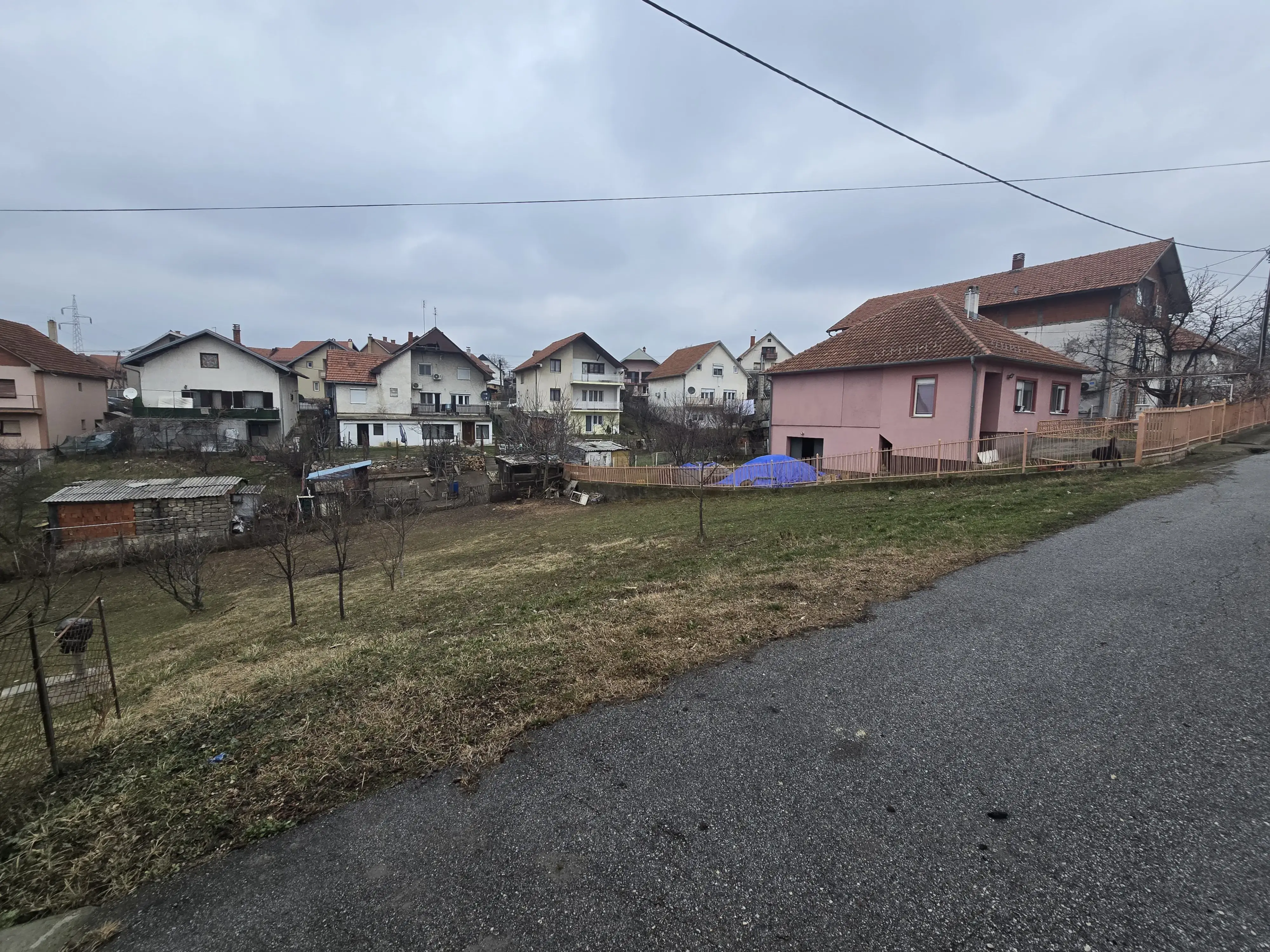 Plac na Koloniji, površine 4.66 ari, nalazi se u slepoj ulici bez saobraćaja