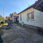 Prizemna kuća u Aranđelovcu, u naselju Seničani. Sa zgradom poslovnih usluga