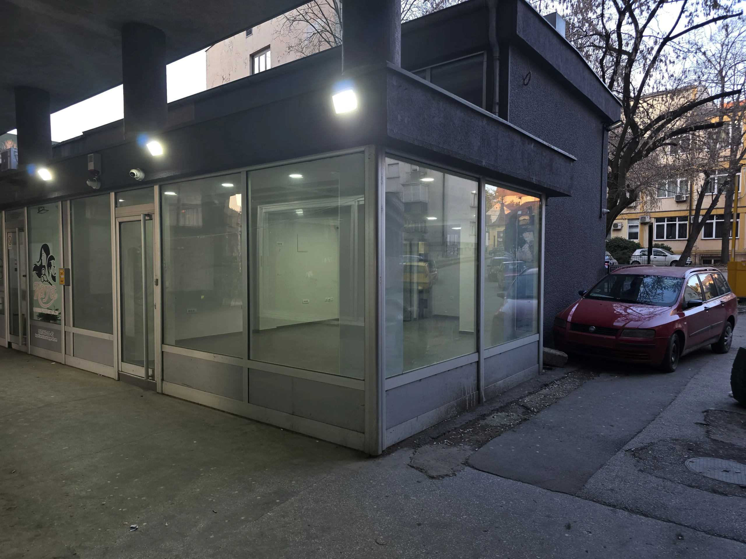 Lokal u Mladenovcu u samom centru grada, nalazi se na ćošku