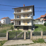 Kuća sa tri stana u Boškovića kraju,čvrsto grejanje,drvena stolarij