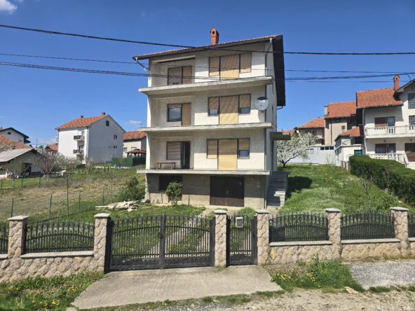 Kuća sa tri stana u Boškovića kraju,čvrsto grejanje,drvena stolarij