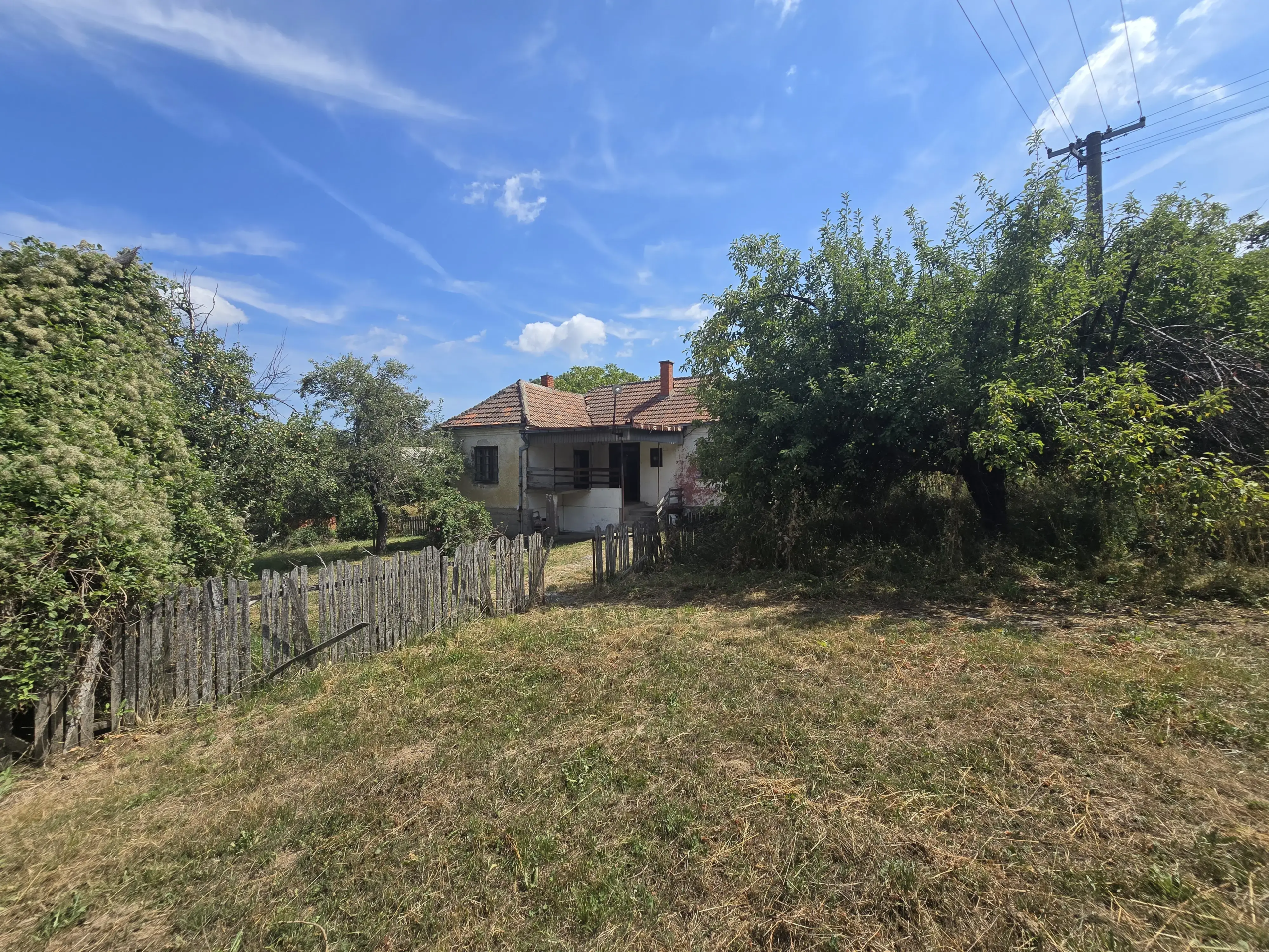 Kuća i okućnica u selu Kopljare na manje od 300m od asfalta. Ima bunar i dva pomoćna objekta, plac od 45 ari